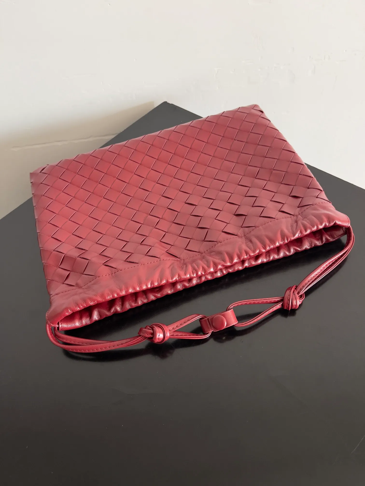 Batch 1560 Armpit bags have become a fashionable item that every girl has in their hands in recent years🛍️. The elegant and simple style has won the love of many people of different ages. However, there is an unavoidable trouble with armpit bags, that is, the capacity is too small, and BOTTEGA VENETA’s new Dustbag Considering people's travel needs, the capacity of garbage bags has been greatly upgraded. Folding umbrellas, water cups, and girls' makeup powder and lipstick can all be accommodated. It is very light and resistant to dirt. Even if you have a lot of things when traveling, it can reduce the burden to a certain extent. The shoulder straps are buckled and can be changed at will. It can be used for hand holding or as the liner of a large bag. After the drawstring is drawn, it looks like a cloud bag. It is very suitable for concave styling when traveling in summer🙋🏻‍♀️ Style number: 796728 Size: 32*23*1cm